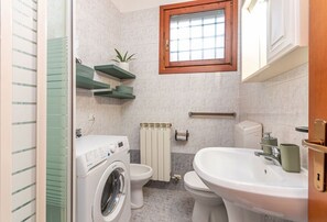 Douche, sèche-cheveux, bidet