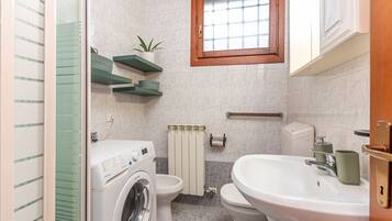 Doccia, asciugacapelli, bidet