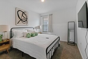 4 chambres, bureau, fer et planche à repasser, lit de bébé portatif