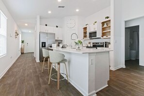 Geladeira, micro-ondas, fogão, cooktop