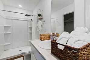 Séchoir à cheveux, serviettes fournies, savon, papier de toilette