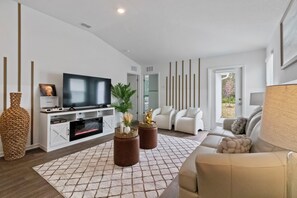 Smart TV, fireplace, video games, computer monitors - Family-Friendly close to downtown St. Augustine, 8mi to Beach and Game Room (St. Augustine)