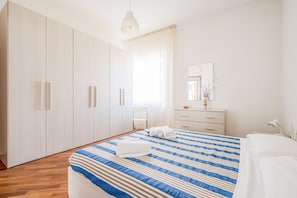 3 bedrooms, desk, iron/ironing board, WiFi