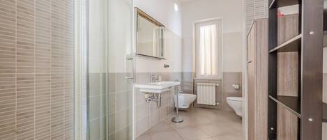 Dusche, Haartrockner, Bidet, HandtĂŒcher