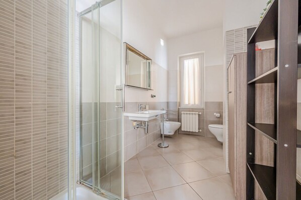 Regadera, secadora de cabello, bidet, toallas 