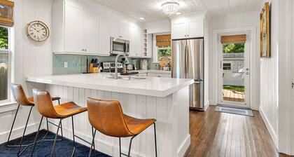 Historic Charming 2-bedroom cottage with WiFi, AC in Key Largo