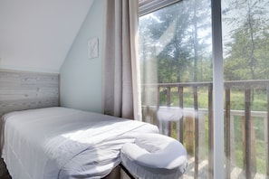 3 bedrooms, desk, free WiFi, bed sheets