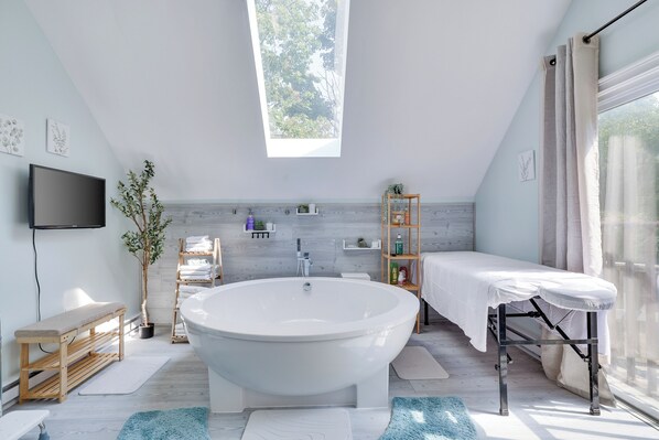 Asciugacapelli, asciugamani, sapone, carta igienica