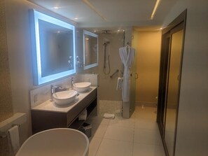 Dusche, Whirlpool, Haartrockner, Bidet