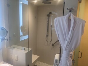 Regadera, tina de hidromasaje, secadora de cabello, bidet 