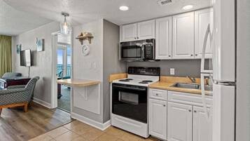 Een koelkast, een microgolfoven, een oven, een kookplaat