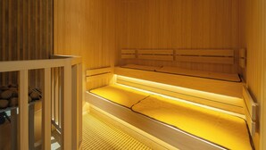 Una sauna con bancos de madera y suelo inclinado.
