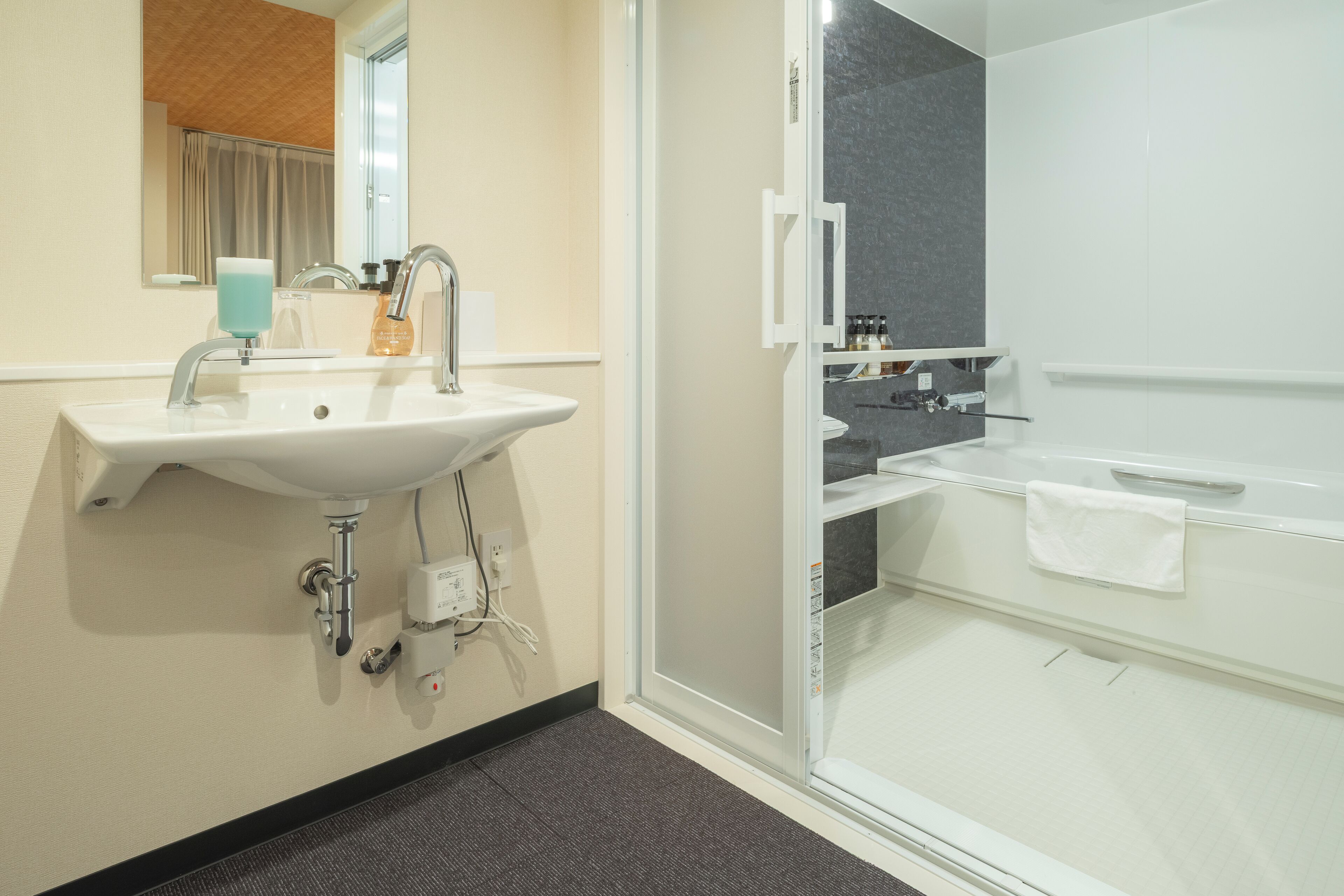 Habitación Deluxe con 2 camas individuales, para no fumadores (Universal) | Baño | Tina con regadera, amenidades de baño gratuitas, secadora de cabello 