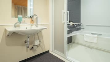 Habitación Deluxe con 2 camas individuales, no fumadores (Universal) | Baño | Ducha y bañera combinadas y artículos de higiene personal gratuitos