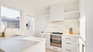 Fridge, microwave, oven, stovetop - Ocean Vistas, Manly IH (Manly)