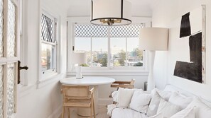 Smart TV, chimenea y libros