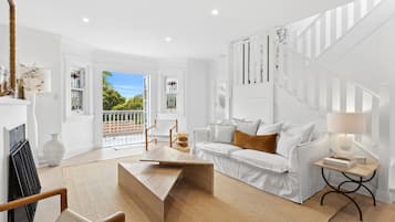 Smart TV, chimenea, libros