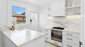 Refrigerador, microondas, horno y parrilla de estufa