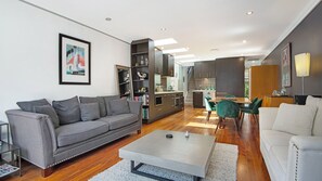 Smart-TV, Bücher, Stereoanlage