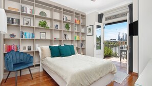 3 Schlafzimmer, Schreibtisch, Bügeleisen/Bügelbrett, Reisekinderbett