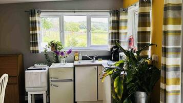 Coffee/tea maker, cookware/dishes/utensils, dining tables
