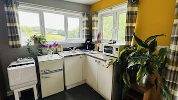 Coffee/tea maker, cookware/dishes/utensils, dining tables