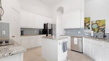 Microondas, horno, parrilla de estufa y lavavajillas