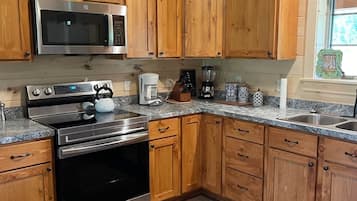 Kylskåp, mikrovågsugn, ugn och spishäll