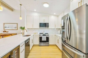 Réfrigérateur, four à micro-ondes, un four, surface de cuisson