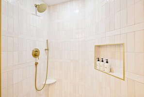 Shower, hair dryer, shampoo - Grayt Days by Stay on 30a (Santa Rosa Beach)