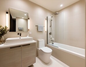 Bathroom - Elegant 3-bedroom condo , pet friendly-near DT/TMR (Montréal)