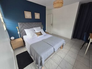 3 bedrooms, iron/ironing board, WiFi, bed sheets