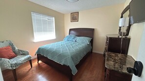 4 bedrooms, iron/ironing board, WiFi, bed sheets