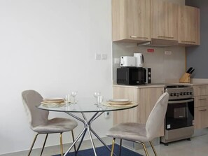 冷蔵庫、電子レンジ、オーブン、コンロ