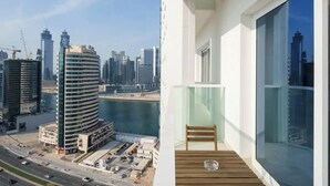 Un grattacielo con vista su un porto turistico e altri edifici moderni.