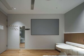 Phòng đôi Superior | Bộ đồ giường cao cấp, bàn, khu vực làm việc phù hợp cho laptop 