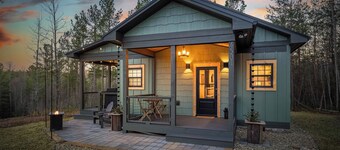 New Tiny Cabin in Morganton with Porch Bathtub close to Lake James
