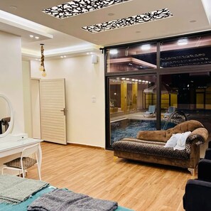 2 Schlafzimmer, individuell dekoriert, individuell eingerichtet