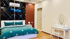 Un dormitorio moderno con cama, mesita de noche, espejo y armario.