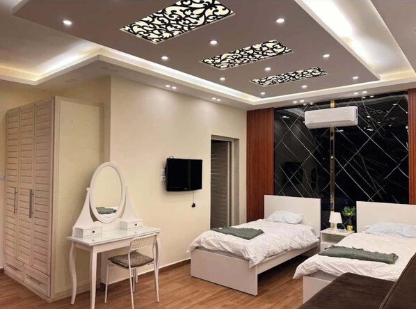 Decoración individual, mobiliario individual, wifi gratis y ropa de cama