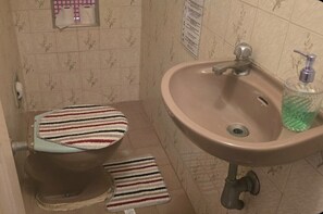 Shower, towels, toilet paper - Le House Hotel Sp (Sao Paulo)