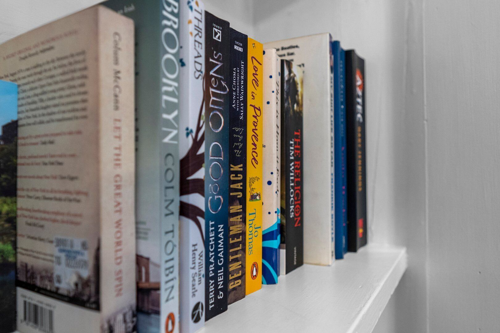 Ein Bücherregal mit verschiedenen Büchern.