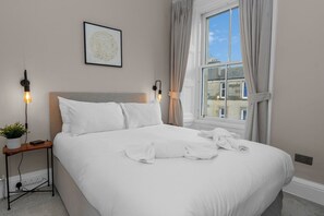 2 dormitorios, escritorio, tabla de planchar con plancha y Internet