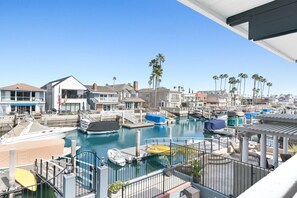 Marina - Bayfront Vacation Home | Easy Walk to Beach | Great Front Patio | Peaceful Neighborhood (Newport Beach)