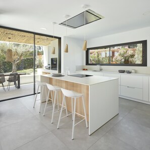 Kjøleskap, mikrobølgeovn, ovn og oppvaskmaskin