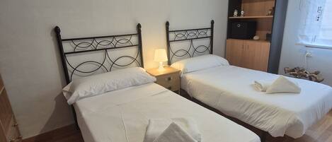 3 室のベッドルーム、アイロン / アイロン台、ベッドシーツ