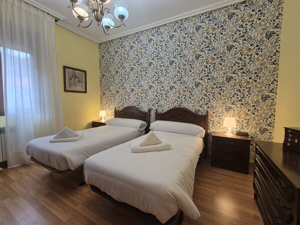 3 dormitorios, tabla de planchar con plancha, ropa de cama