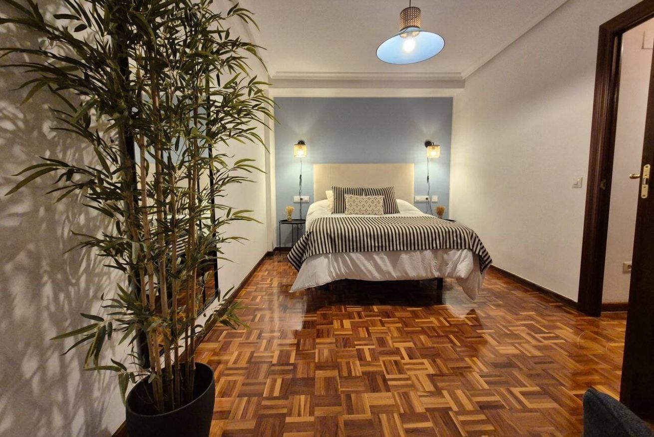 1 dormitorio, tabla de planchar con plancha, wifi gratis y ropa de cama