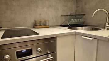 Fridge, microwave, oven, coffee/tea maker