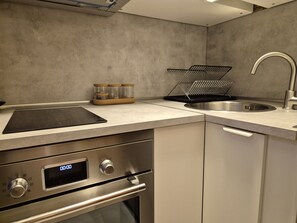 Kjøleskap, mikrobølgeovn, ovn og kaffetrakter/tekoker